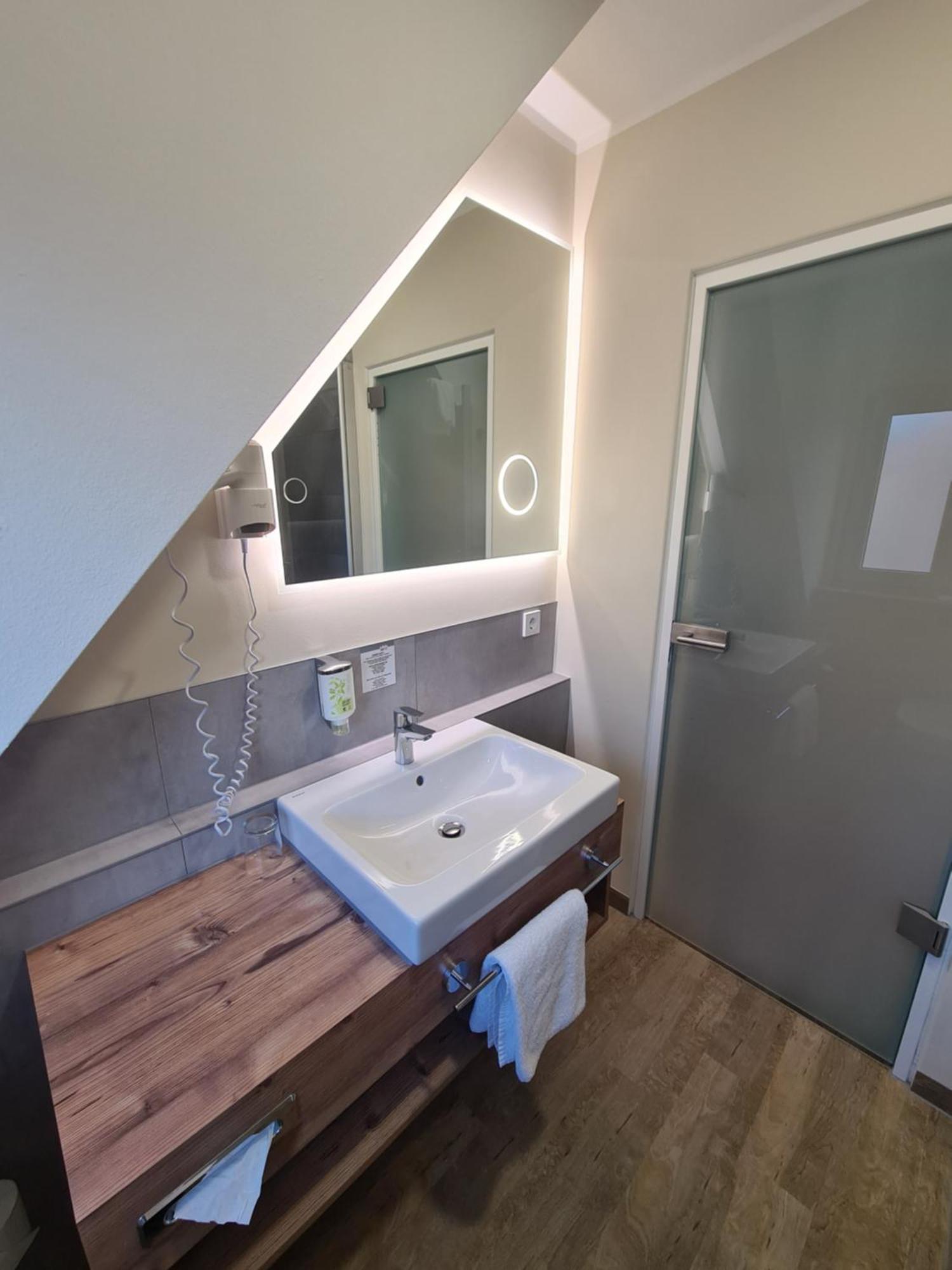 Stadthotel Engel Ettlingen Eksteriør bilde