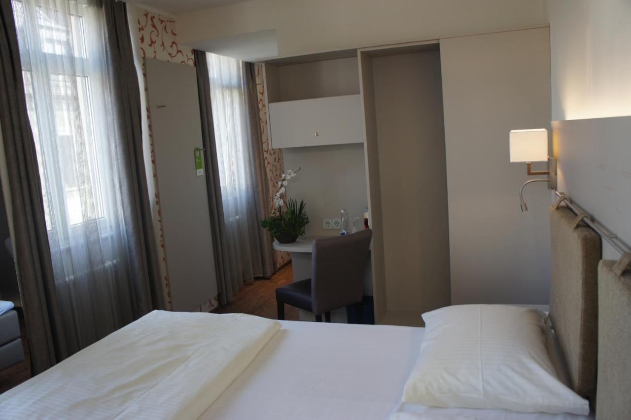 Stadthotel Engel Ettlingen Eksteriør bilde